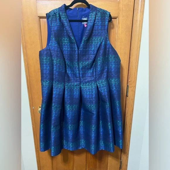 NWT Vince Camuto Metallic Plus Size Jacquard Fit and Flare Dress - Picture 3 of 5